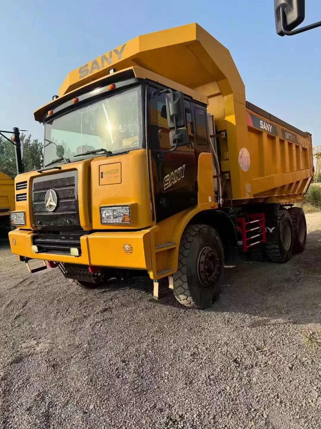 کامیون آفرود باربری sany skt90s 6x4 60ton در خارج از بزرگراه کامیون کمپرسی معدنی پهن بدنه