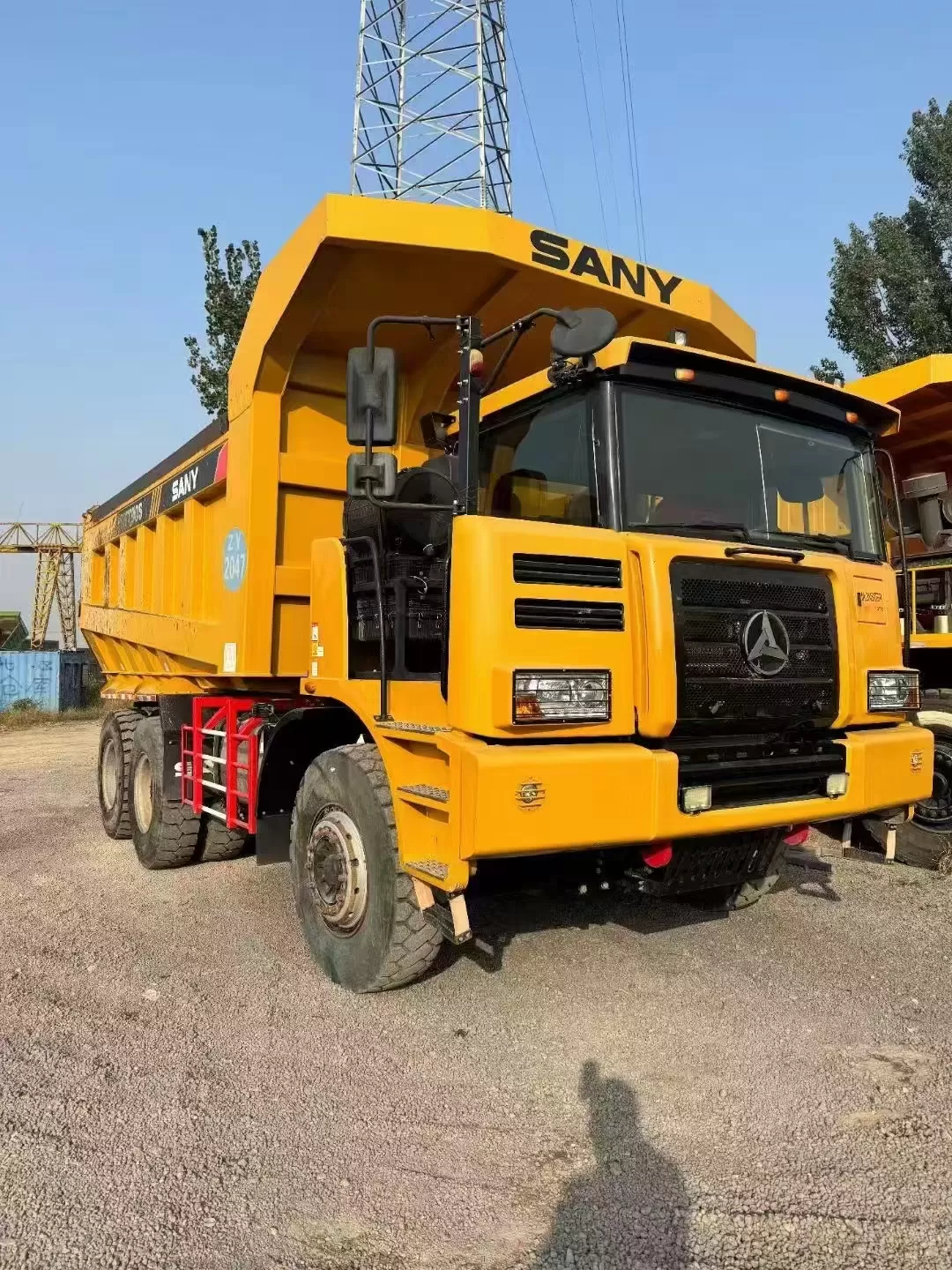 کامیون آفرود باربری sany skt90s 6x4 60ton در خارج از بزرگراه کامیون کمپرسی معدنی پهن بدنه