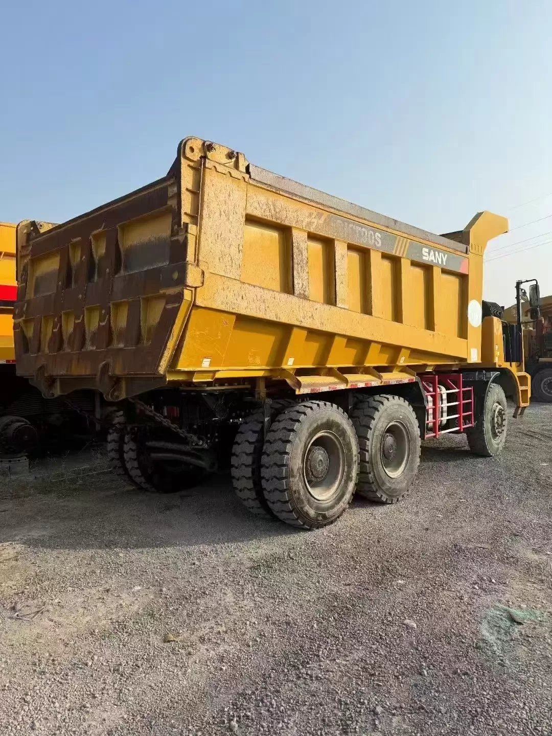 کامیون آفرود باربری sany skt90s 6x4 60ton در خارج از بزرگراه کامیون کمپرسی معدنی پهن بدنه